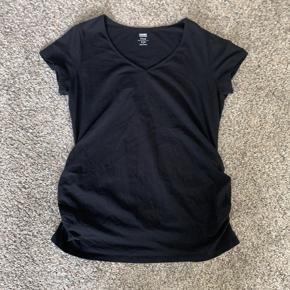 EUC v-neck maternity tee 🖤